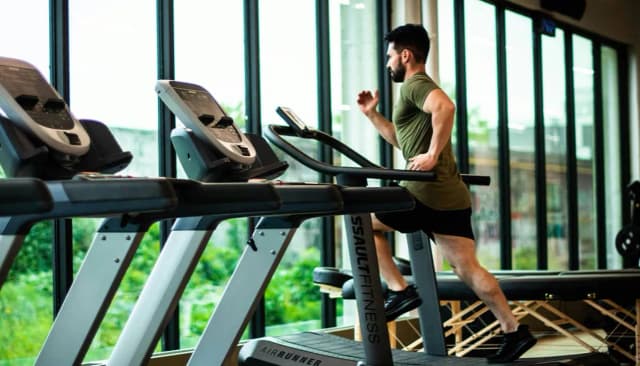 Trening aerobowy co to? Poznaj korzyści i przykłady ćwiczeń Trening aerobowy co to? Poznaj korzyści i przykłady ćwiczeń